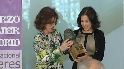 Botella entrega el premio Clara Campoamor a Isabel Gemio