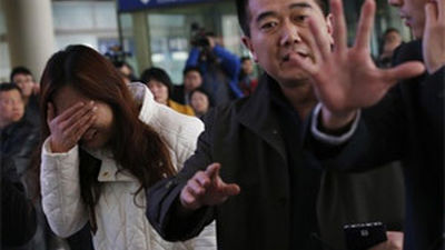 Detectan dos manchas de aceite que podrían ser de los motores del avión de Malasia