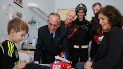 Botella y los bomberos entregan regalos a los niños del Hospital San Rafael