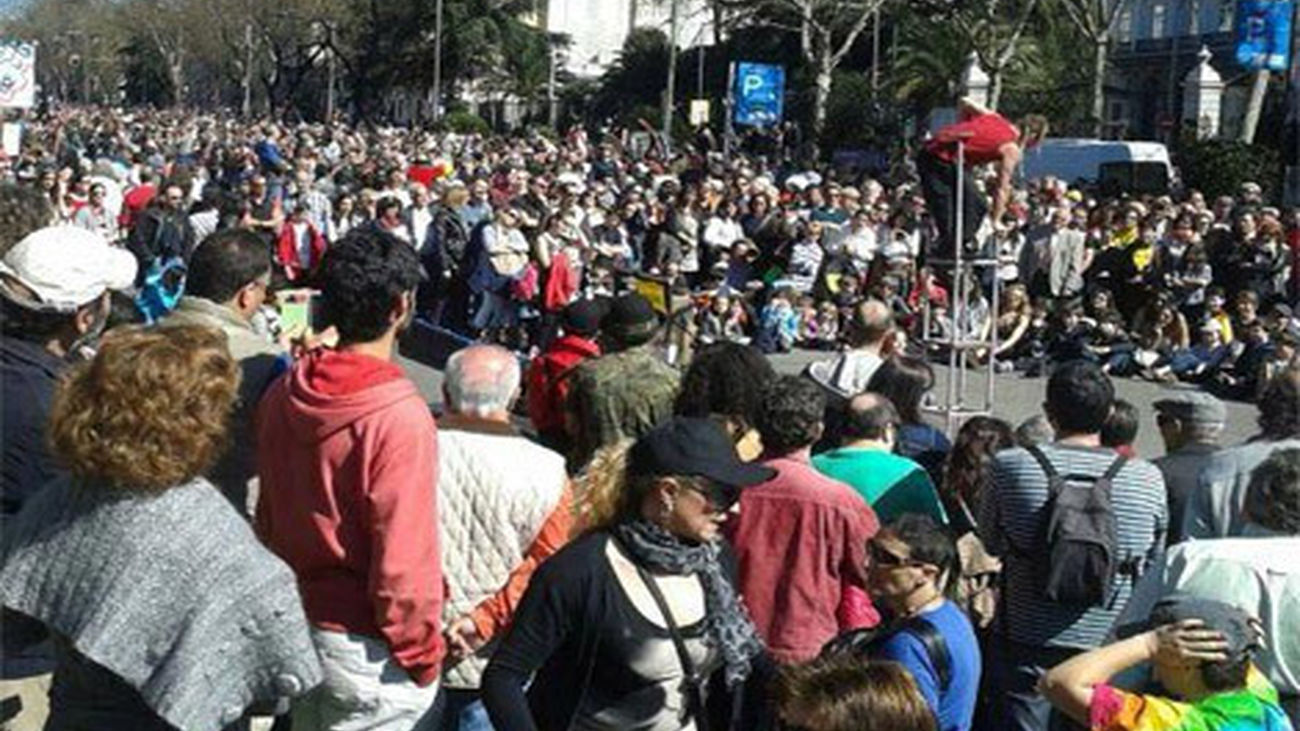Miles de personas han salido hoy a la calle en Madrid para participar en el acto Todos somos cultura