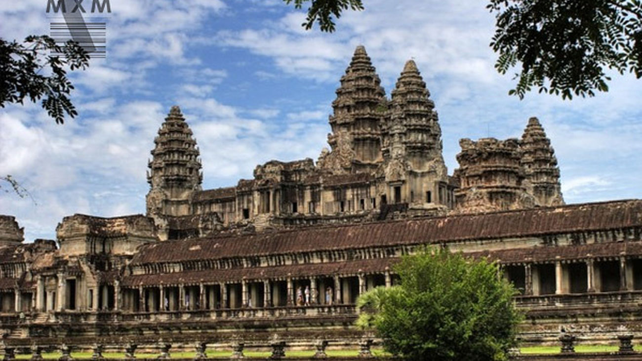 En este reportaje de Madrileños por el mundo en Camboya, un país situado entre Tailandia y Vietnam, hemos visto cosas realmente sorprendentes: bebés en moto, peces que te quitan las pieles muertas de los pies a bocados... las cosas extrañas que comen los camboyanos (cabezas de perro, hormigas...) ¡Hasta hemos podido ver un elefante que baila la Macarena!