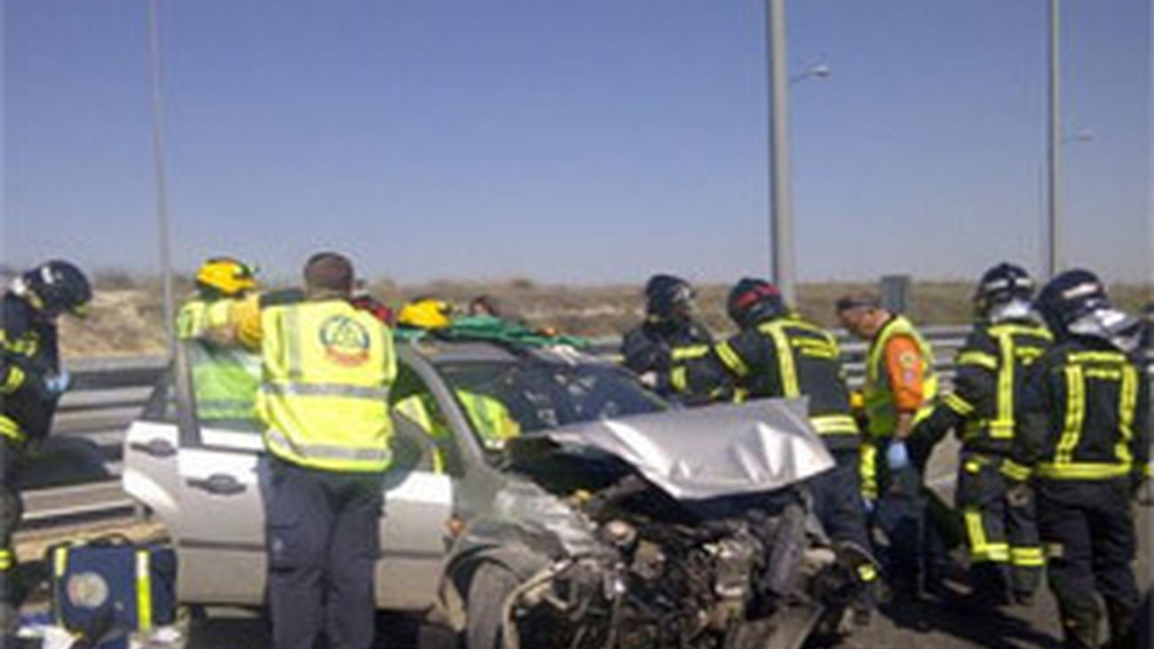 Herido moderado al chocar su coche con un camión de chatarra en la M-45