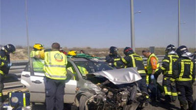 Herido moderado al chocar su coche con un camión de chatarra en la M-45