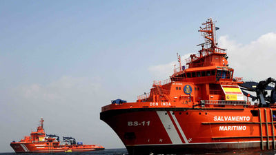 Dos marineros desaparecidos y cuatro a salvo al hundirse un pesquero gallego