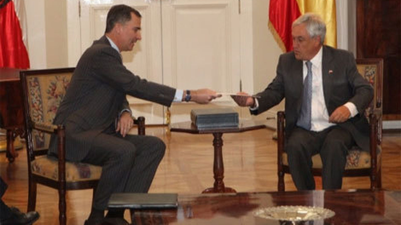 El príncioe Felipe fue recibido por el presidente saliente, Sebastián Piñera