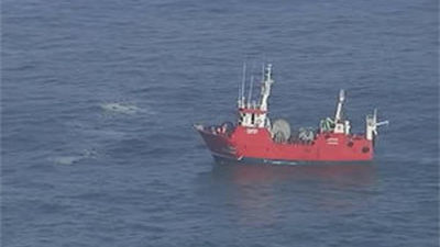 Los buzos esperan a que mejore la mar para intentar llegar al barco hundido