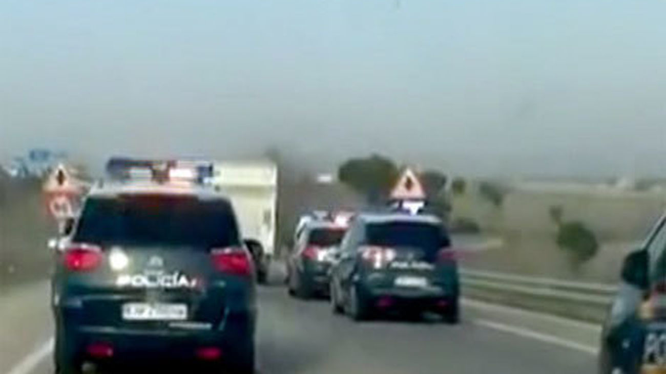 Dos detenidos tras robar un camión, huir de la Policía y volcar en la A-4