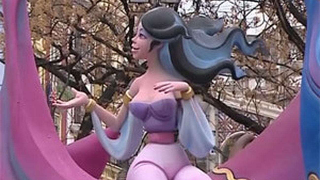 La "plantà" de las fallas infantiles llena Valencia de fantasía y color