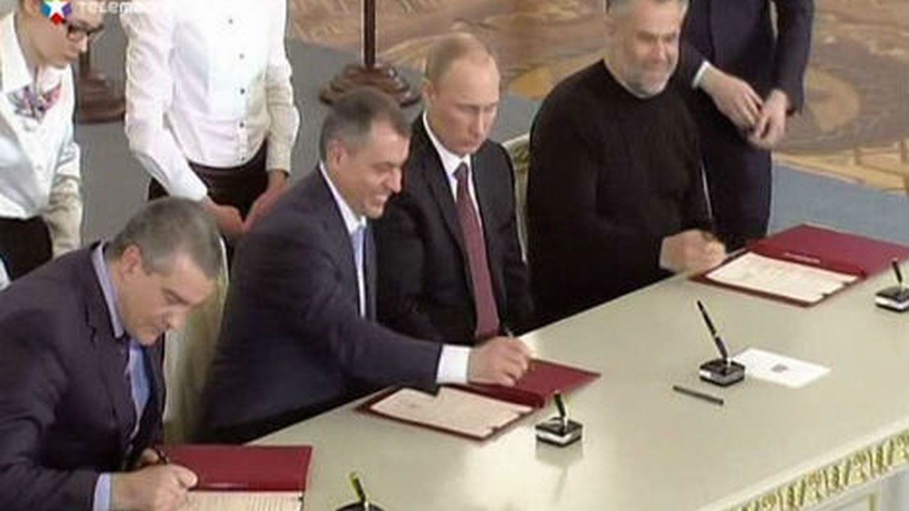 Putin y los líderes de Crimea y Sebastopol firman el acuerdo de integración