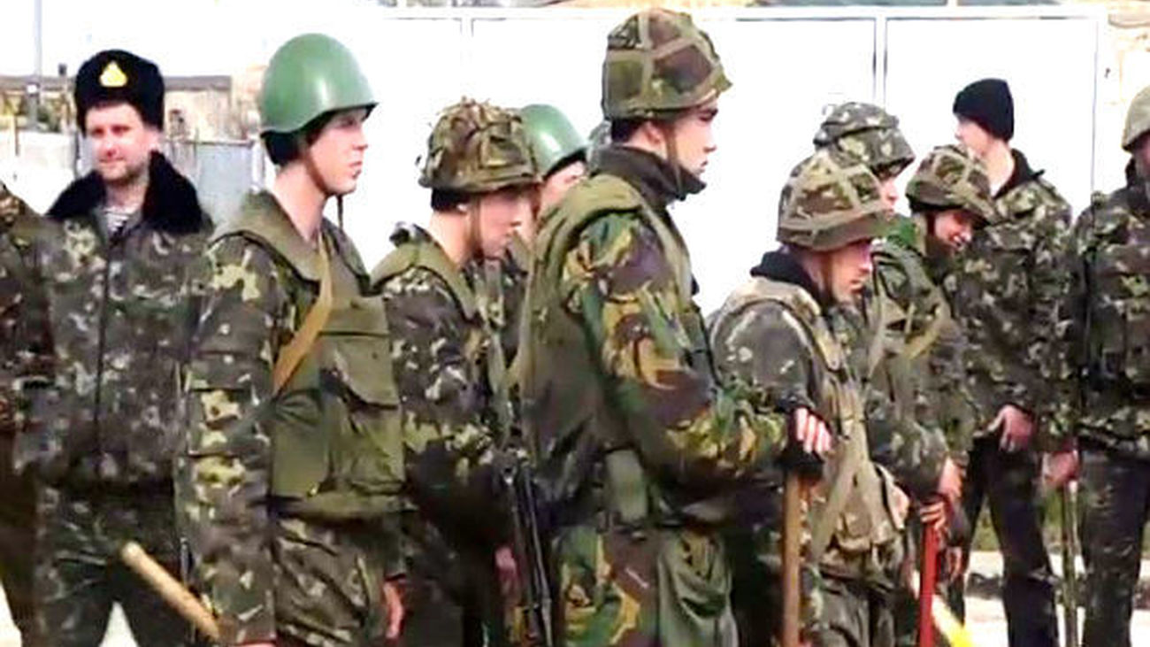 Ucrania autoriza el uso de armas a sus militares en Crimea