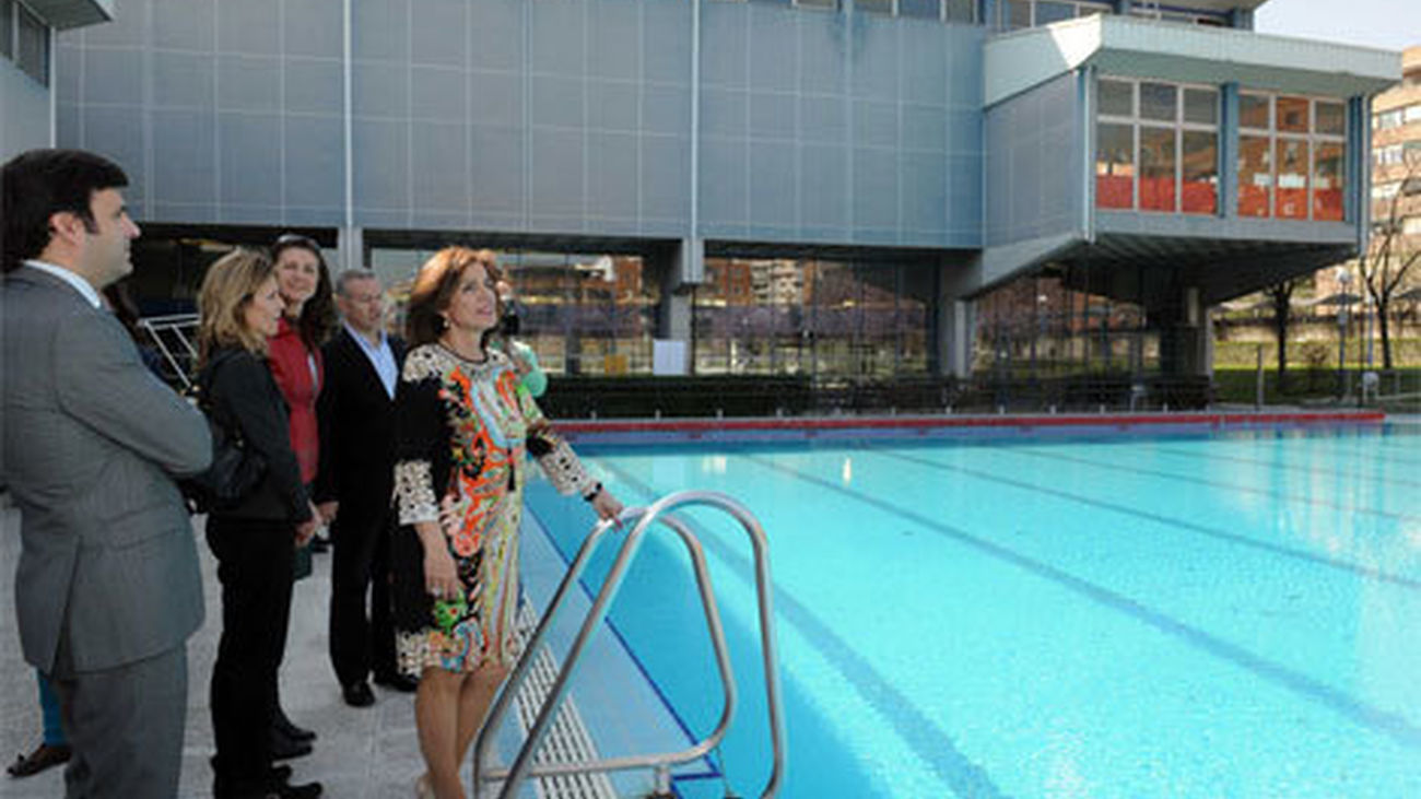 Botella visita el polideportivo La Mina en el que invertirá 242.000 euros en mejoras