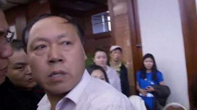 Familiares de pasajeros chinos del avión malasio se organizan ante la falta de datos