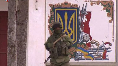 Militares ucranianos se rinden ante fuerzas rusas en el cuartel general de Sebastopol