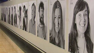 100 sonrisas 'gigantes' invaden el Metro en Chamartín en el Día Mundial de la Felicidad
