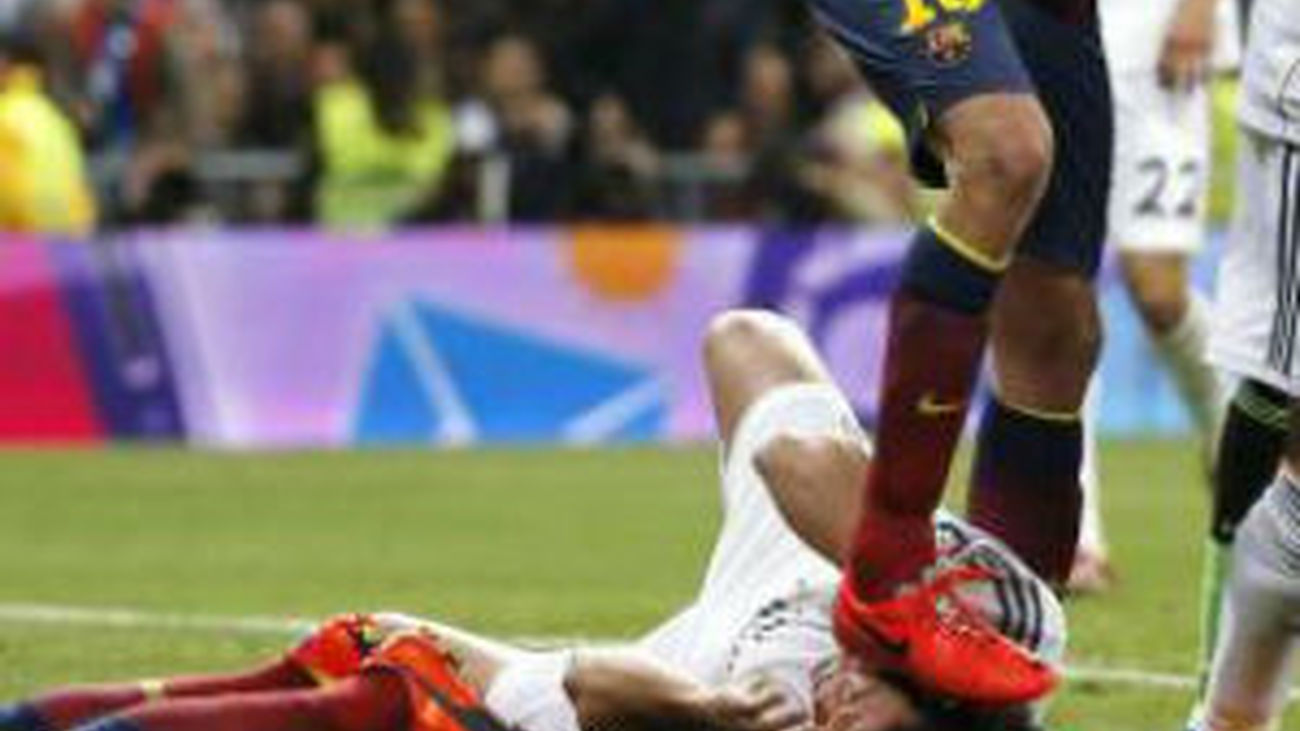 Pisotón intencionado de Busquets en la cabeza de Pepe