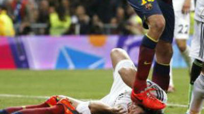 Pisotón intencionado de Busquets en la cabeza de Pepe