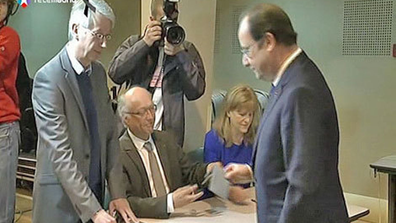 Hollande votando