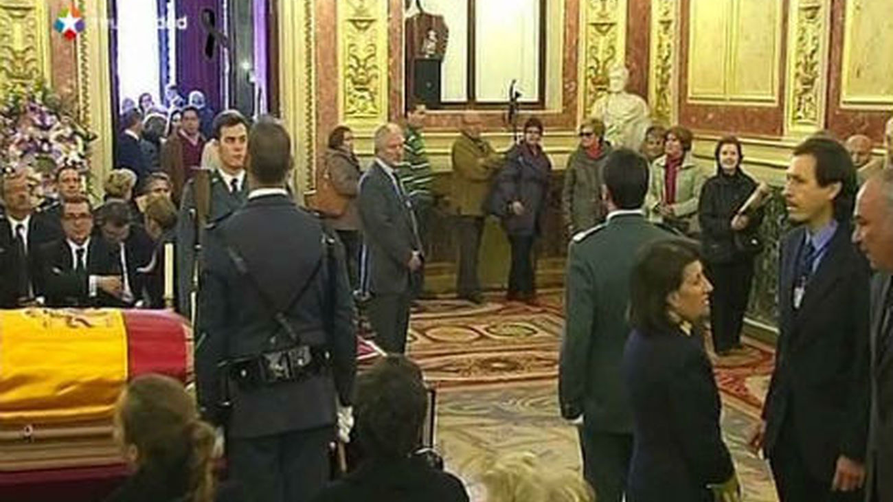 Miles de madrileños acuden a la capilla ardiente para rendir homenaje a Suárez