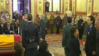 Miles de madrileños acuden a la capilla ardiente para rendir homenaje a Suárez