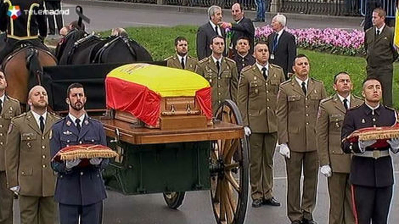 Suárez, despedido con honores militares y aclamado por miles de personas