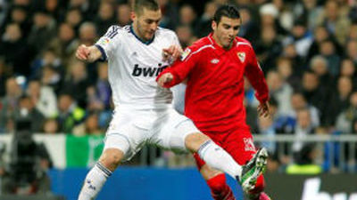 El mejor Sevilla examina a un Real Madrid obligado a levantarse