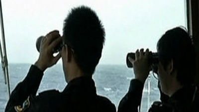 Dos barcos chinos buscan un objeto flotante avistado por un avión