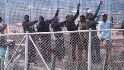 Unos 80 inmigrantes encaramados a la valla de Melilla desisten