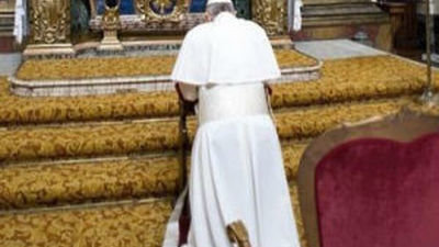 El papa Francisco se confiesa de rodillas en el Vaticano