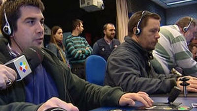 Voluntarios de Metro muestran los simuladores de trenes a personas con autismo