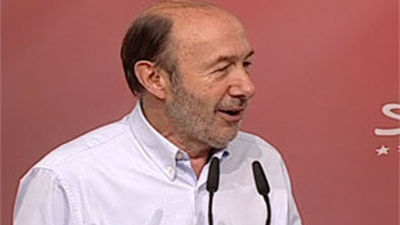 Rubalcaba dice que el candidato del PP está escondido "debajo de la cama"
