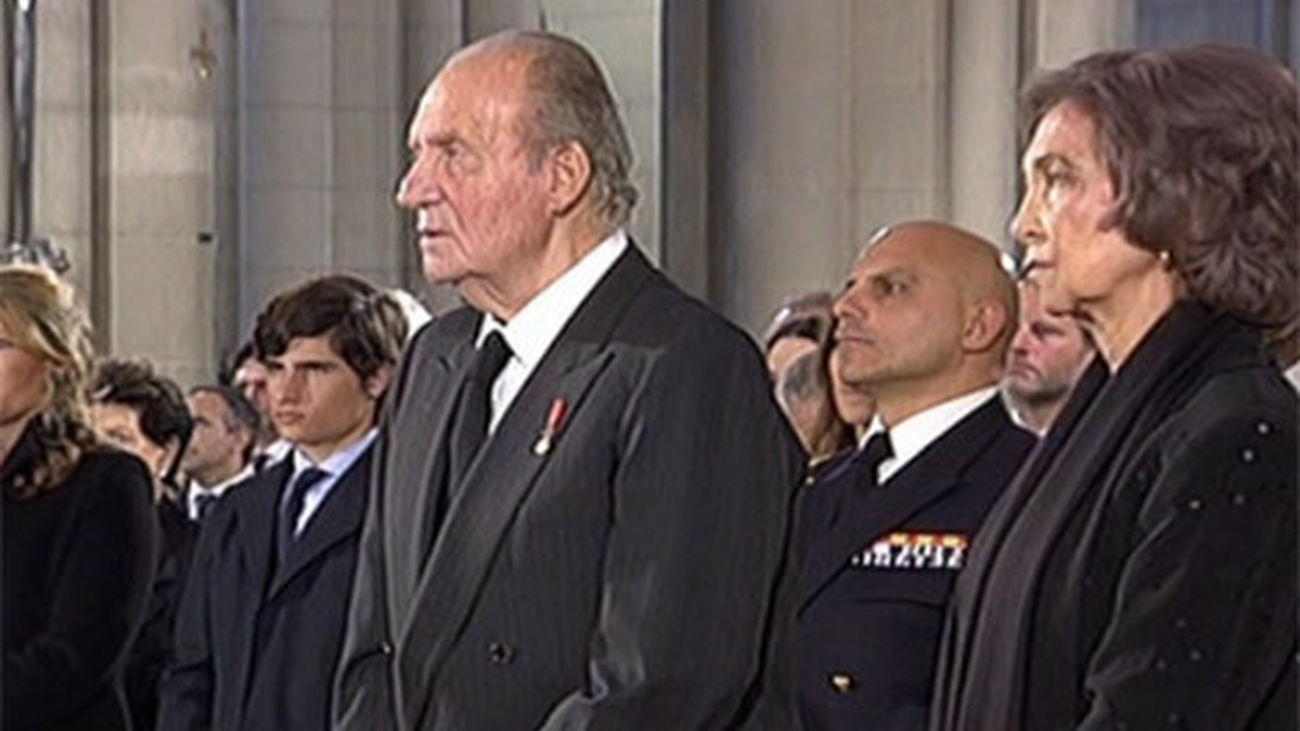 Los Reyes presiden el funeral de Estado por Suárez en la Almudena