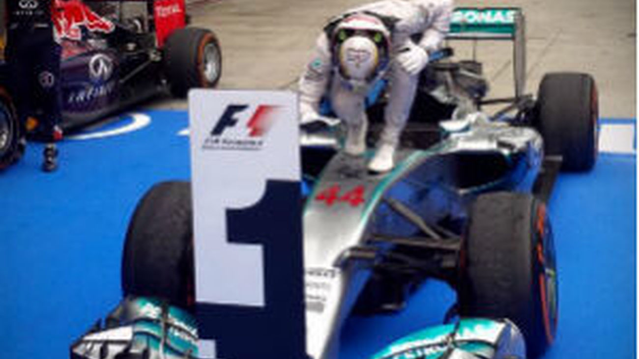 Hamilton gana el Gran Premio de Malasia y Alonso fue cuarto