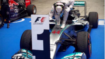 Hamilton gana el Gran Premio de Malasia y Alonso fue cuarto