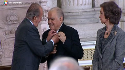 El Rey impone, no sin problemas, el Toisón a Enrique Iglesias