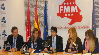 Los Ayuntamientos madrileños señalizarán con pictogramas sus edificios públicos