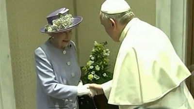 Isabel II se reúne en Roma con el papa Francisco