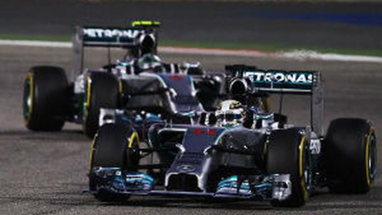 Hamilton seguido de Rosberg