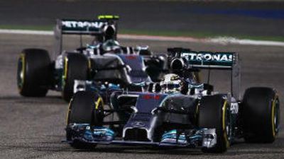 GP Baréin: Hamilton prolonga el dominio de Mercedes; Alonso 9º