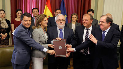 Cañete firma un protocolo para establecer una licencia única de caza y pesca