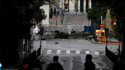 Estalla un coche bomba frente a una sucursal del Banco de Grecia en Atenas