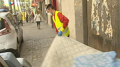 Desalojan un edificio ocupado en Doctor Esquerdo para limpiar montañas de basura