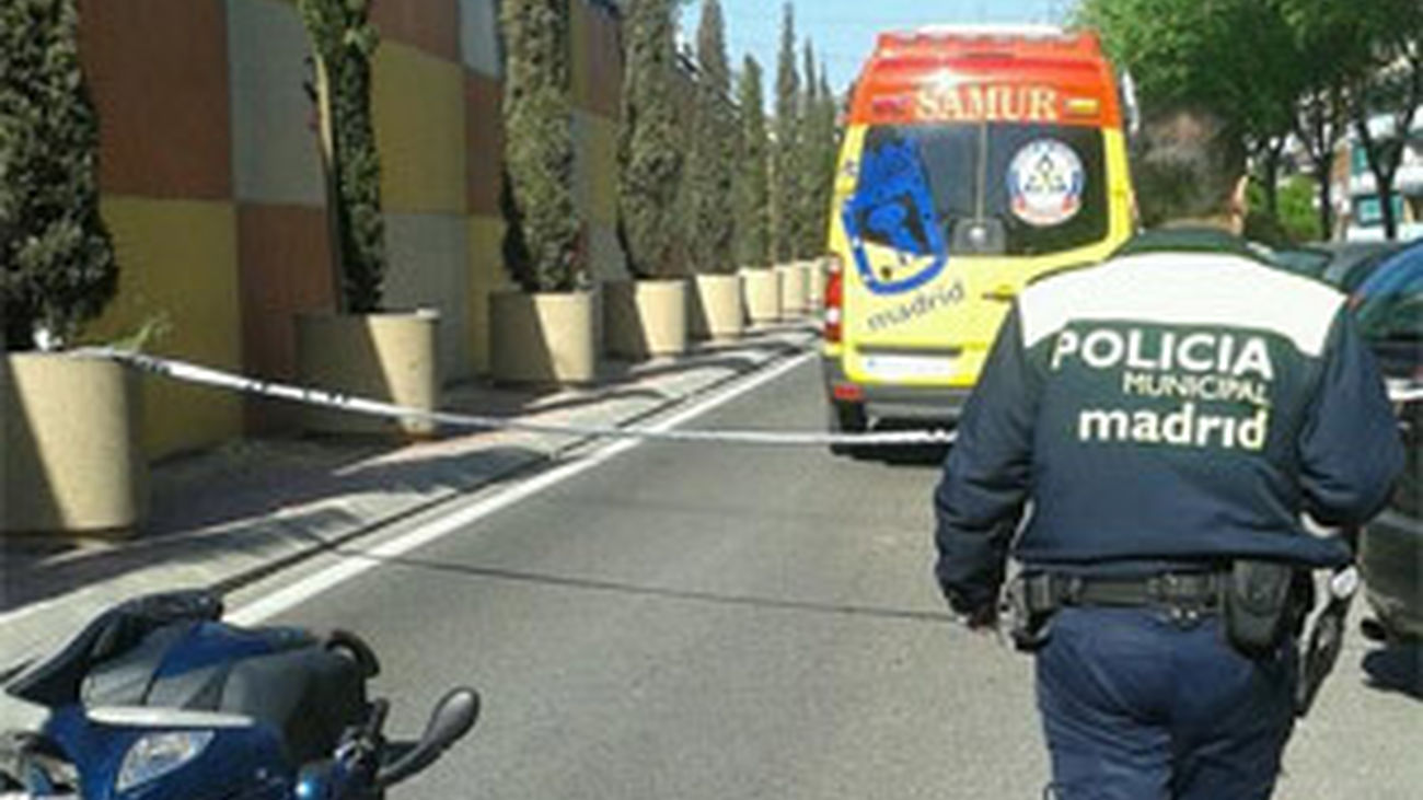 Un motorista de 63 años fallece en Madrid tras estamparse contra un macetero