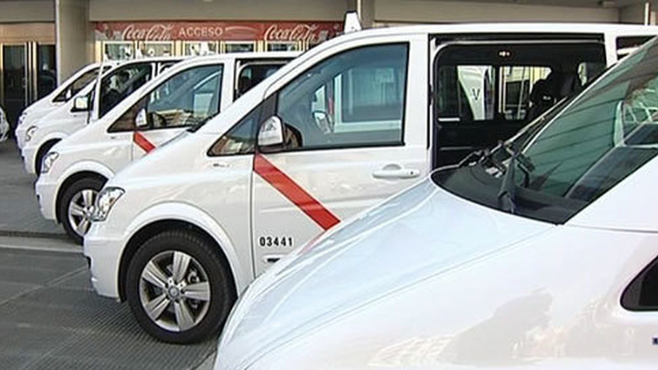 González presenta los primeros 11 taxis de hasta nueve plazas