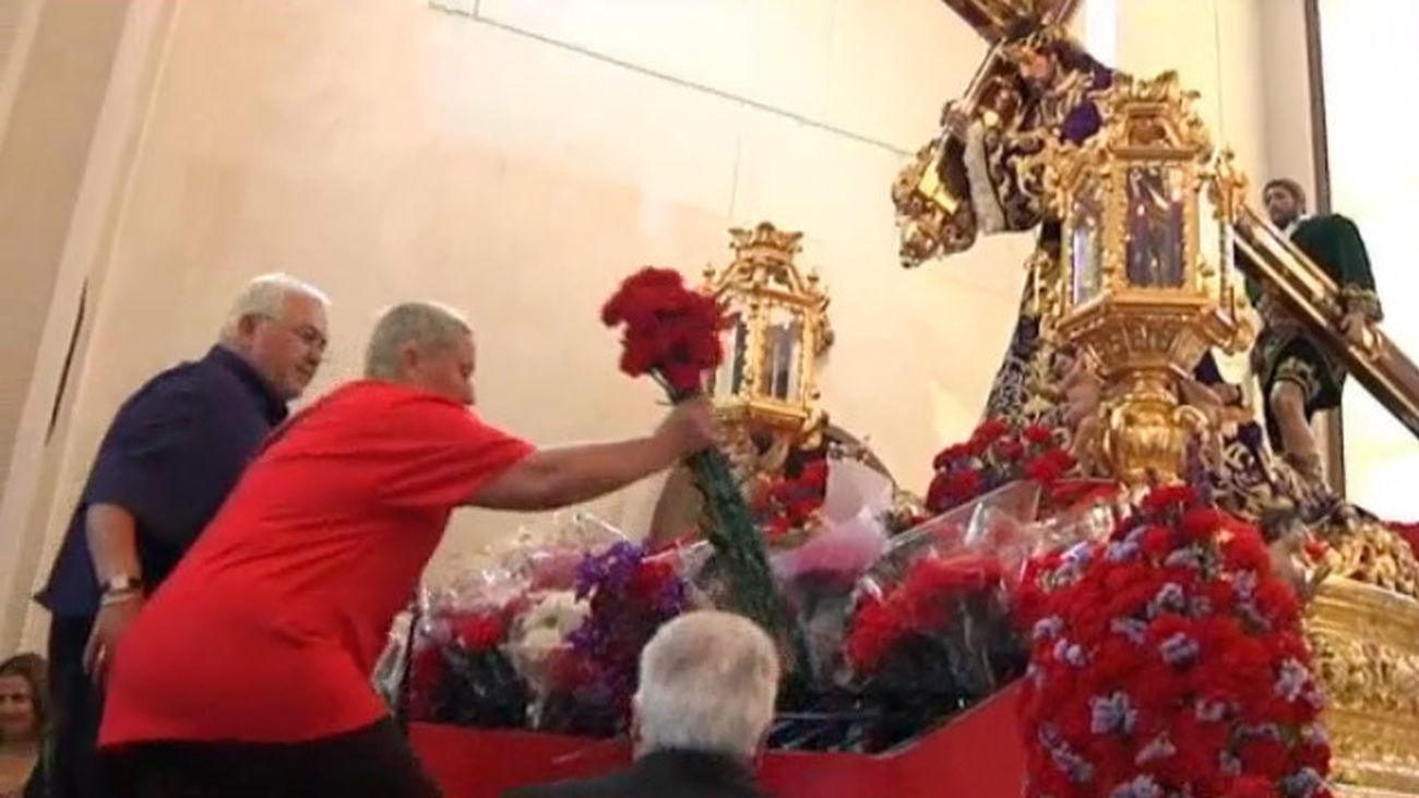 Sevilla bulle el Jueves Santo entre mantillas negras y visitas a iglesias