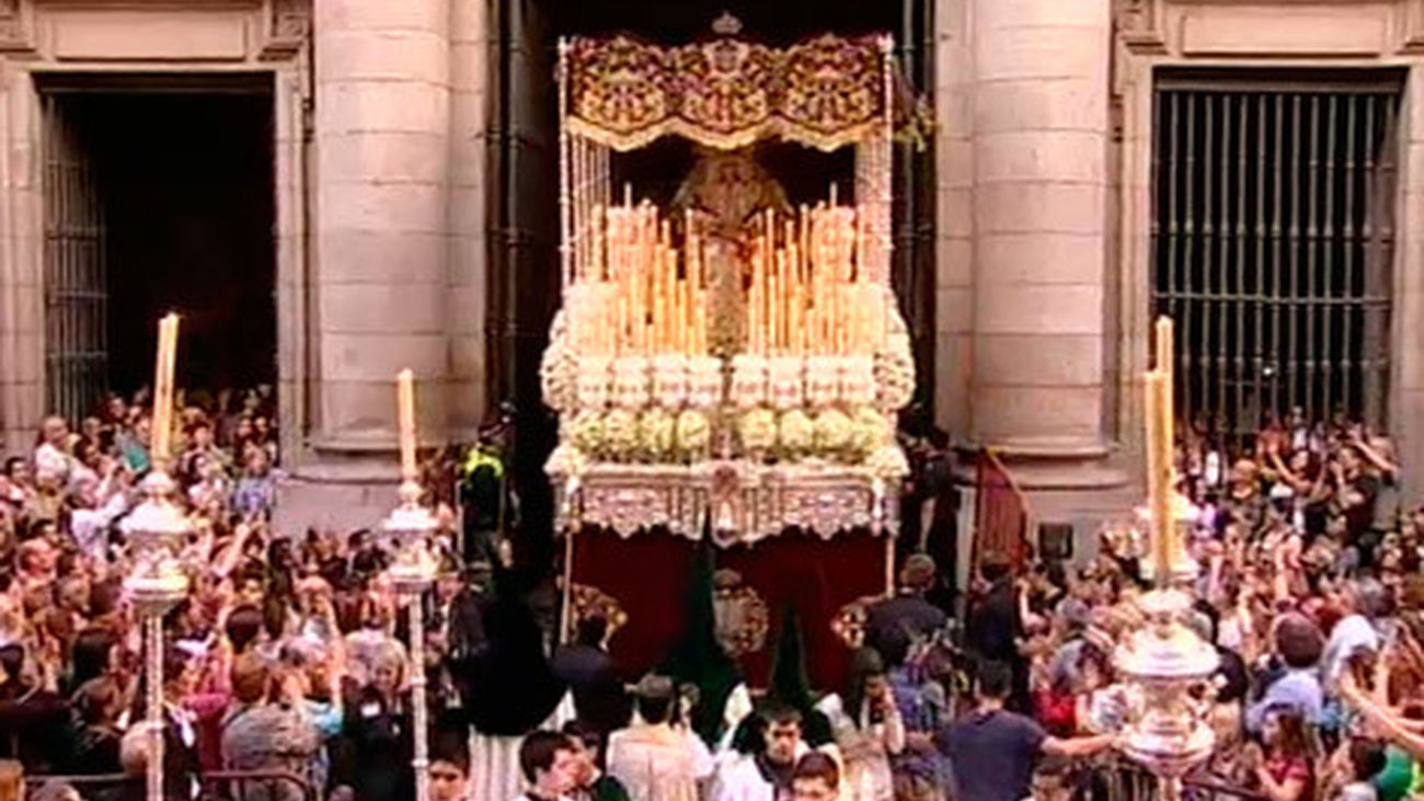 Miles de personas abarrotan las calles de la capital en este Jueves Santo