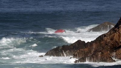 Tres marineros muertos y dos desaparecidos en un nuevo naufragio en Asturias