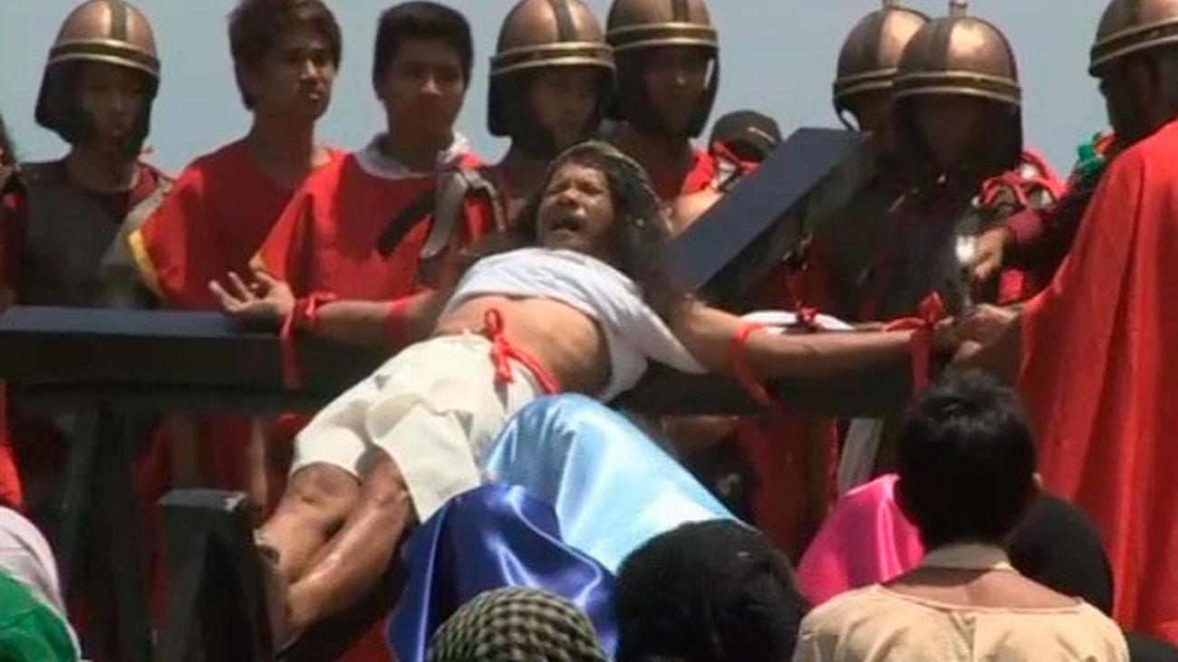 Crucificados y flagelantes expresan el fervor más extremo en Filipinas
