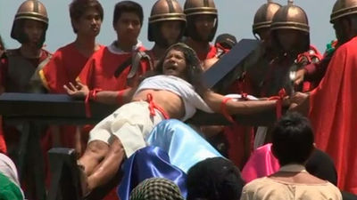 Crucificados y flagelantes expresan el fervor más extremo en Filipinas