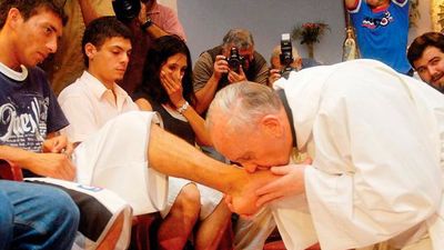 El papa oficia la misa de Jueves Santo y lava los pies a doce discapacitados