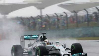 Hamilton logra la 'pole' en Shanghái; Alonso saldrá quinto